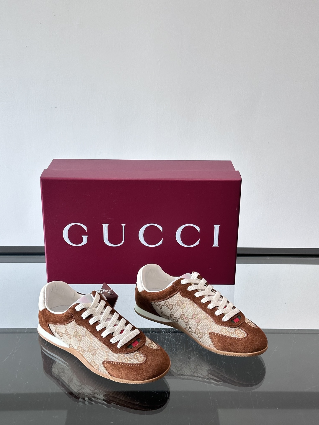 Gucci Shift系列运动鞋，主打轻盈薄底设计，麂皮+帆布+科技面料拼接，质感满分！鞋舌和后跟有红绿