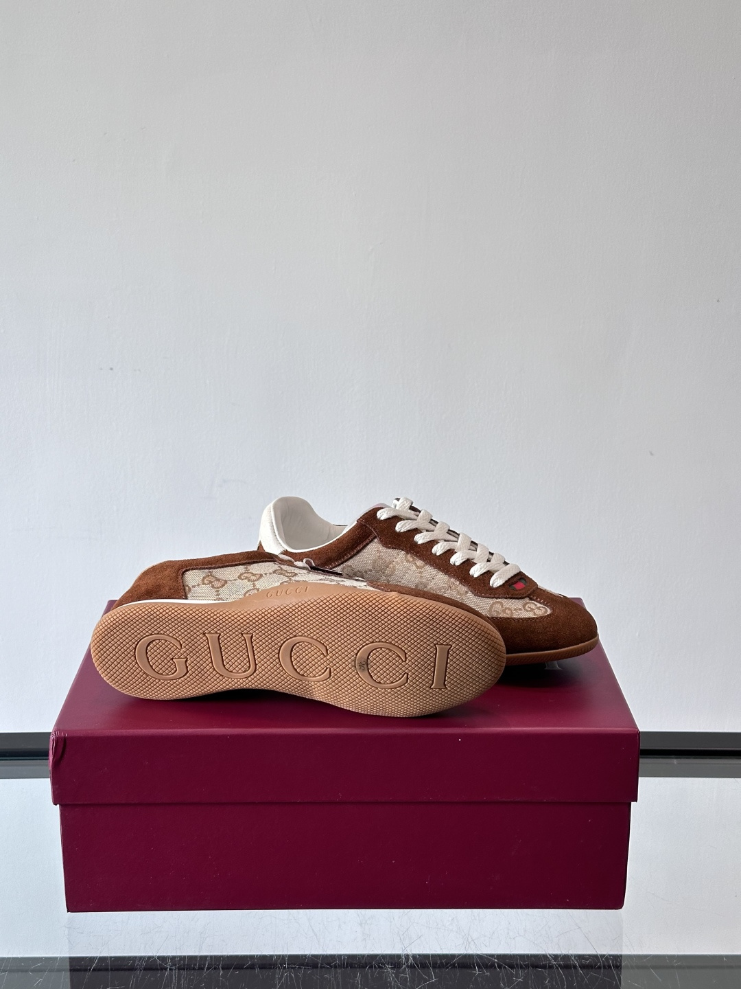 Gucci Shift系列运动鞋，主打轻盈薄底设计，麂皮+帆布+科技面料拼接，质感满分！鞋舌和后跟有红绿
