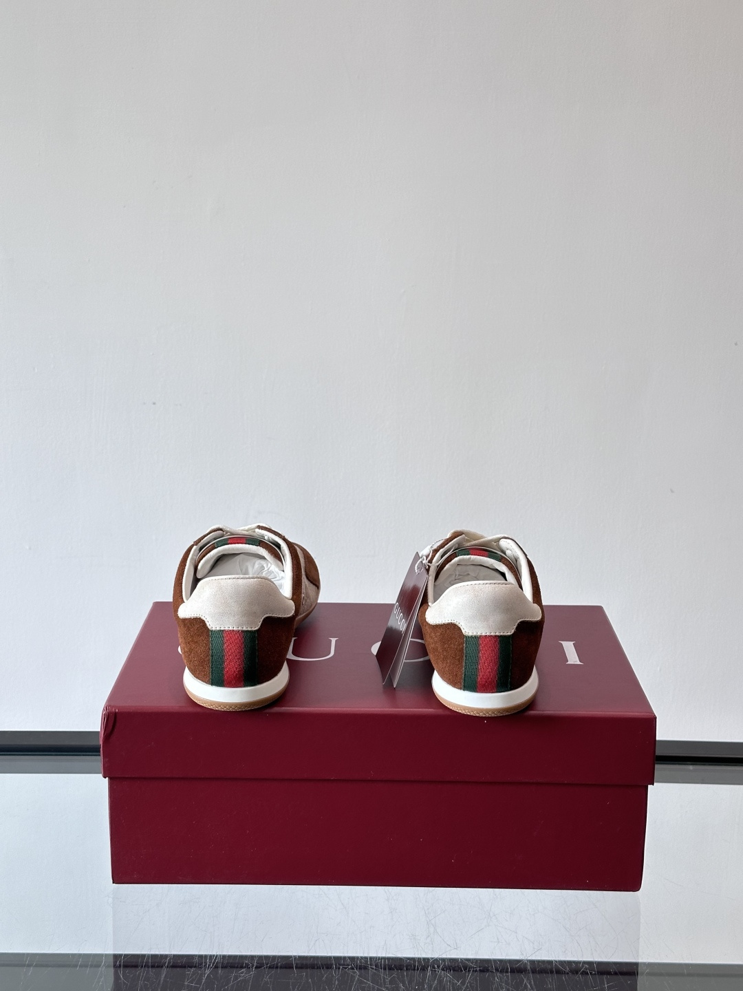 Gucci Shift系列运动鞋，主打轻盈薄底设计，麂皮+帆布+科技面料拼接，质感满分！鞋舌和后跟有红绿