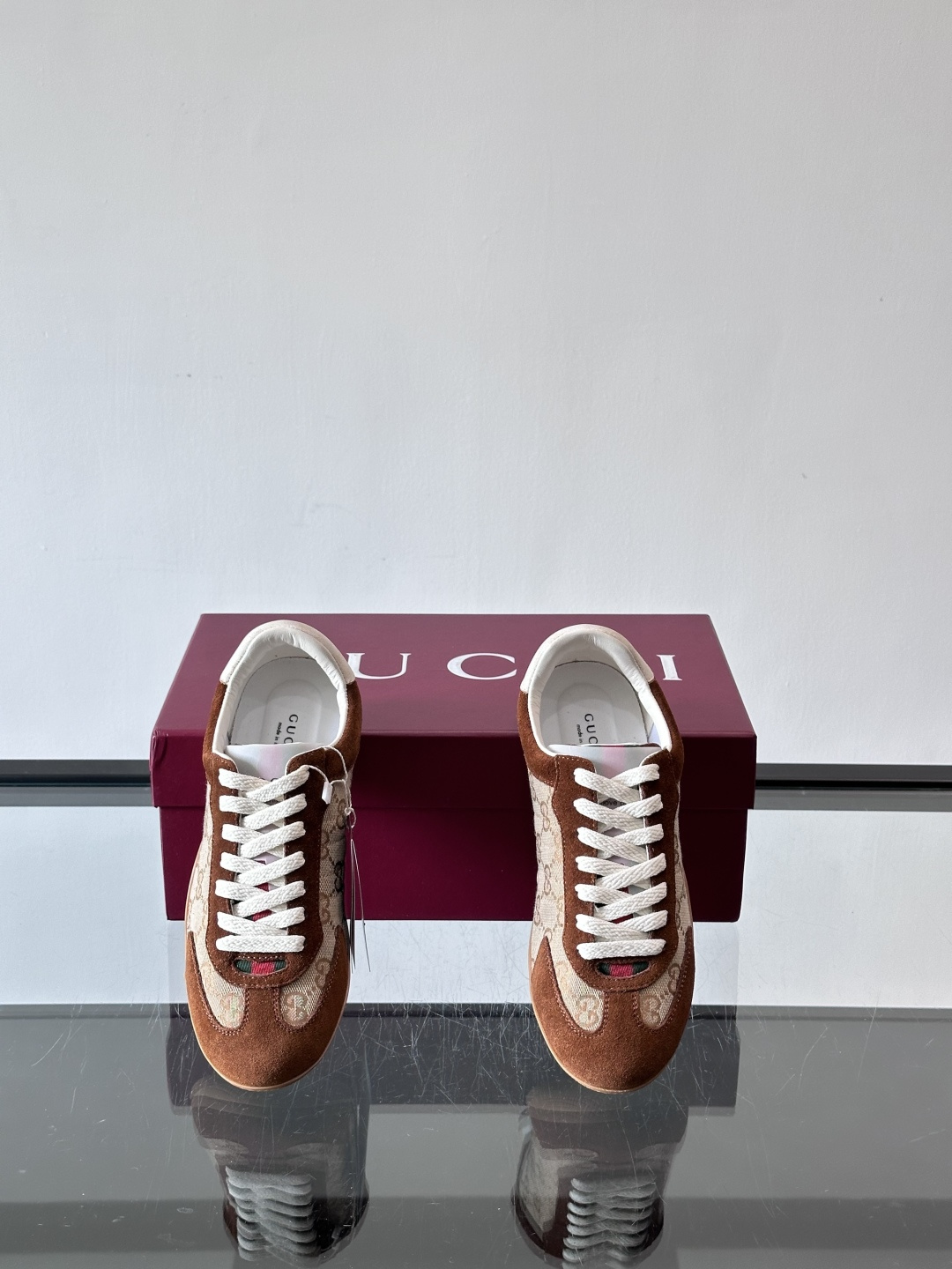 Gucci Shift系列运动鞋，主打轻盈薄底设计，麂皮+帆布+科技面料拼接，质感满分！鞋舌和后跟有红绿