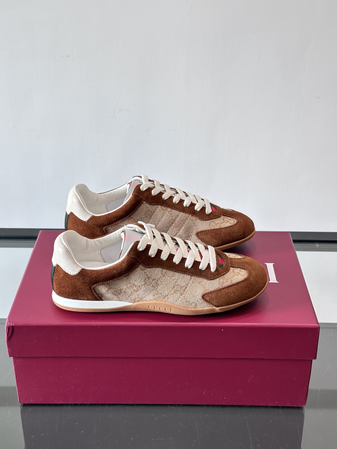 Gucci Shift系列运动鞋，主打轻盈薄底设计，麂皮+帆布+科技面料拼接，质感满分！鞋舌和后跟有红绿
