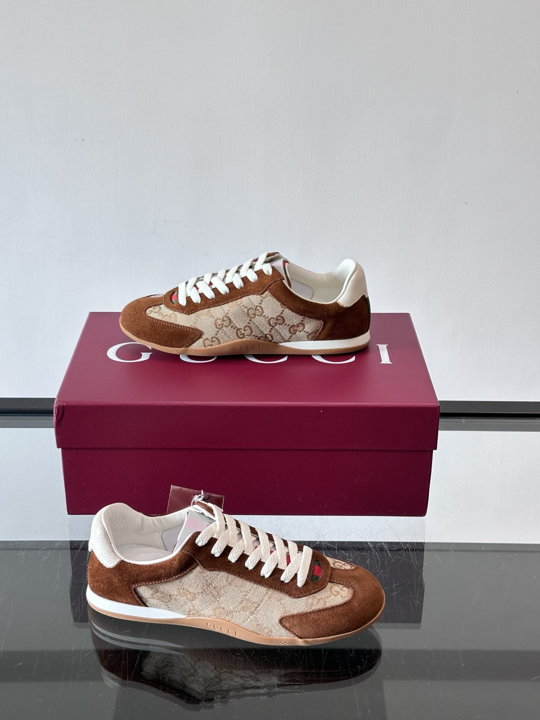 Gucci Shift系列运动鞋，主打轻盈薄底设计，麂皮+帆布+科技面料拼接，质感满分！鞋舌和后跟有红绿