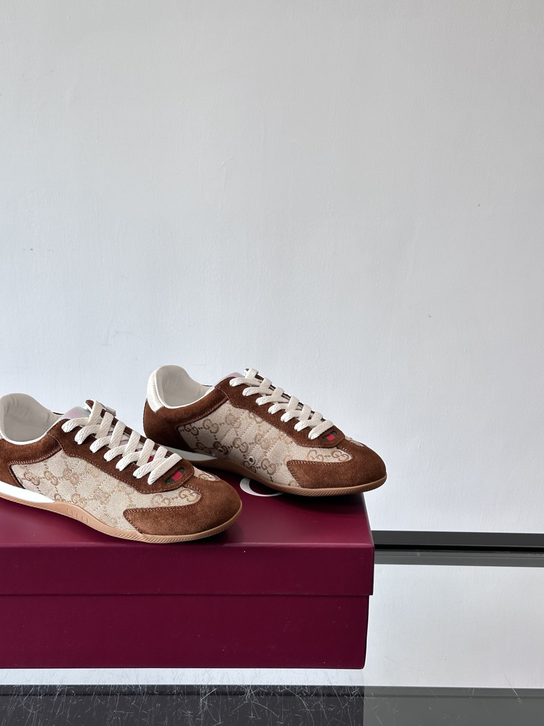 Gucci Shift系列运动鞋，主打轻盈薄底设计，麂皮+帆布+科技面料拼接，质感满分！鞋舌和后跟有红绿