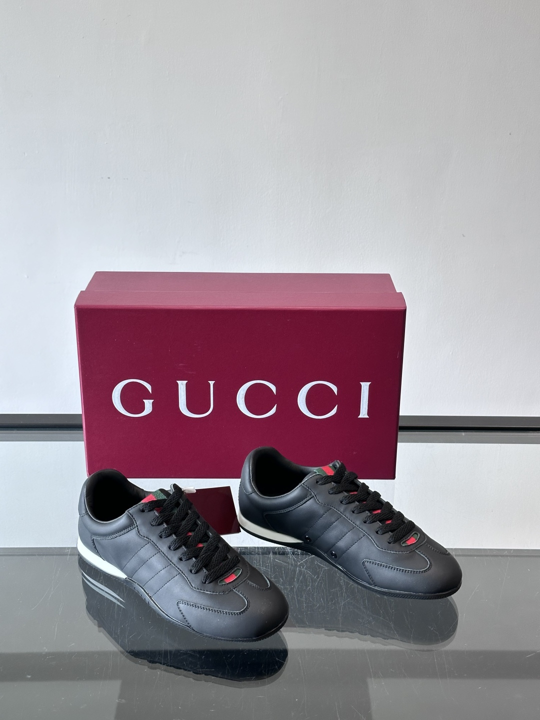 Gucci Shift系列运动鞋，主打轻盈薄底设计，麂皮+帆布+科技面料拼接，质感满分！鞋舌和后跟有红绿