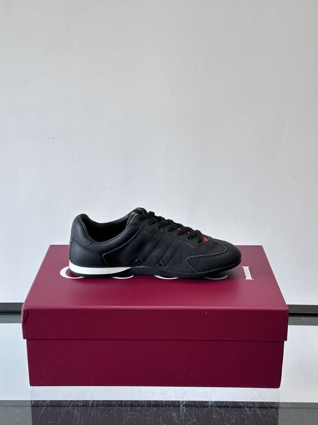 Gucci Shift系列运动鞋，主打轻盈薄底设计，麂皮+帆布+科技面料拼接，质感满分！鞋舌和后跟有红绿