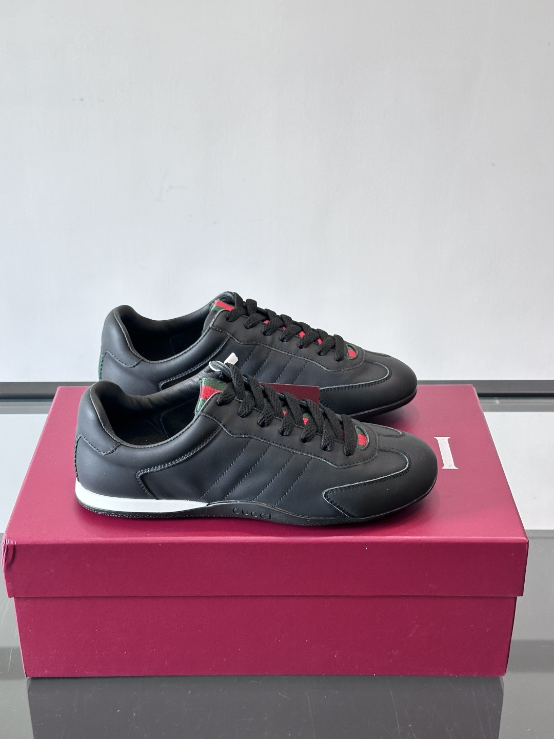 Gucci Shift系列运动鞋，主打轻盈薄底设计，麂皮+帆布+科技面料拼接，质感满分！鞋舌和后跟有红绿