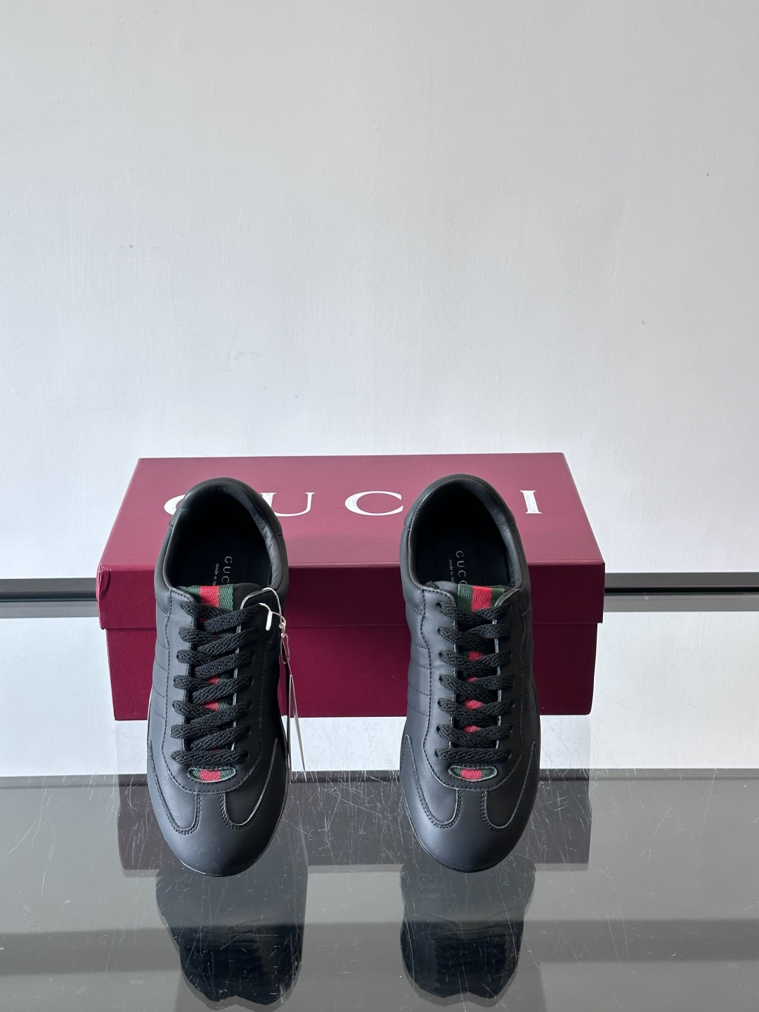 Gucci Shift系列运动鞋，主打轻盈薄底设计，麂皮+帆布+科技面料拼接，质感满分！鞋舌和后跟有红绿