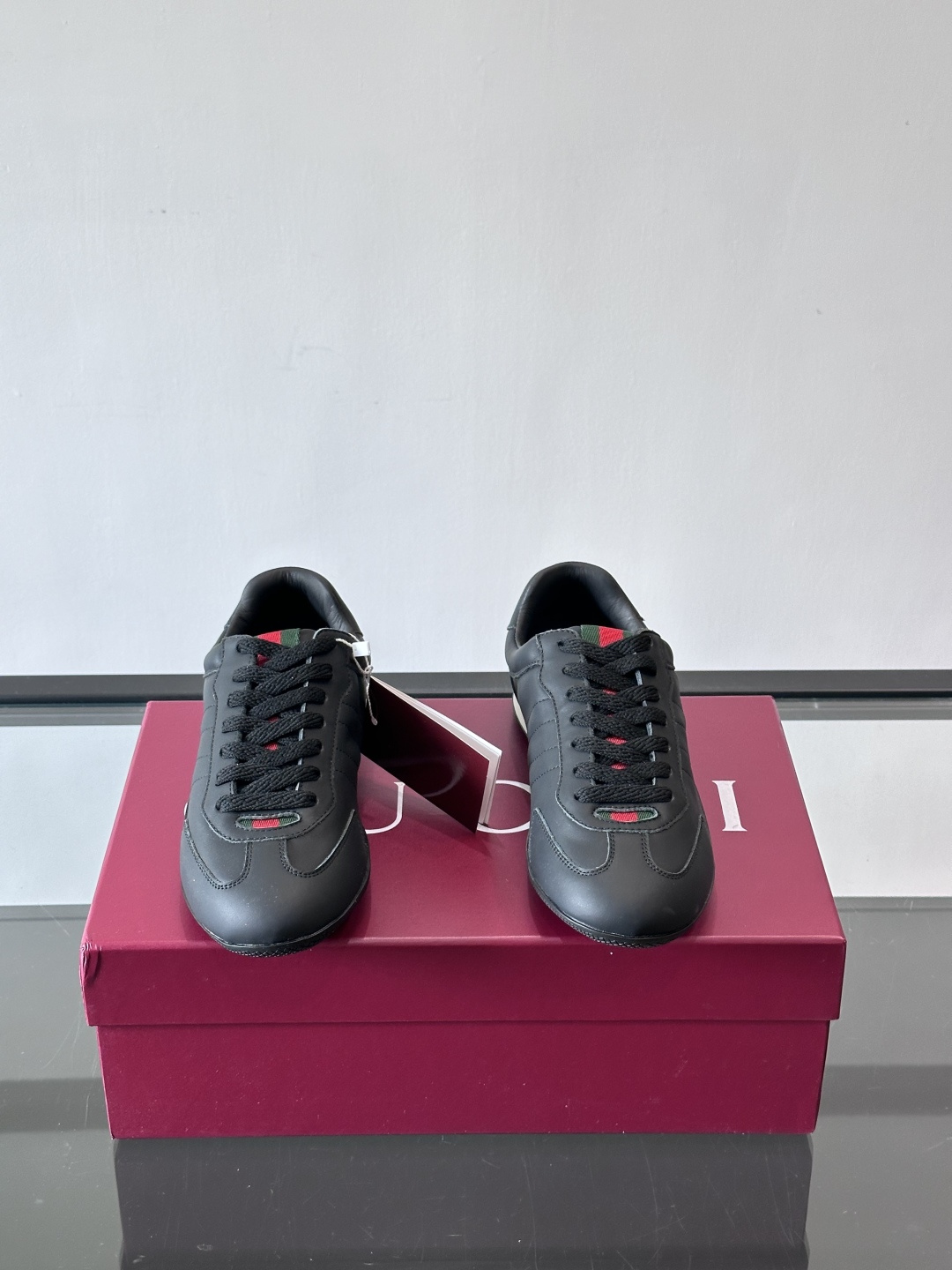 Gucci Shift系列运动鞋，主打轻盈薄底设计，麂皮+帆布+科技面料拼接，质感满分！鞋舌和后跟有红绿