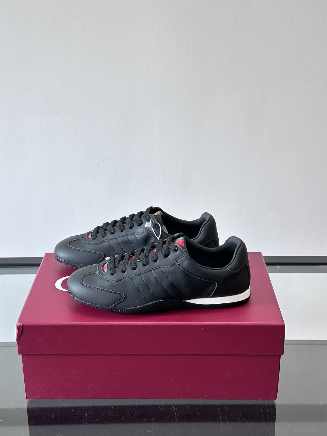 Gucci Shift系列运动鞋，主打轻盈薄底设计，麂皮+帆布+科技面料拼接，质感满分！鞋舌和后跟有红绿