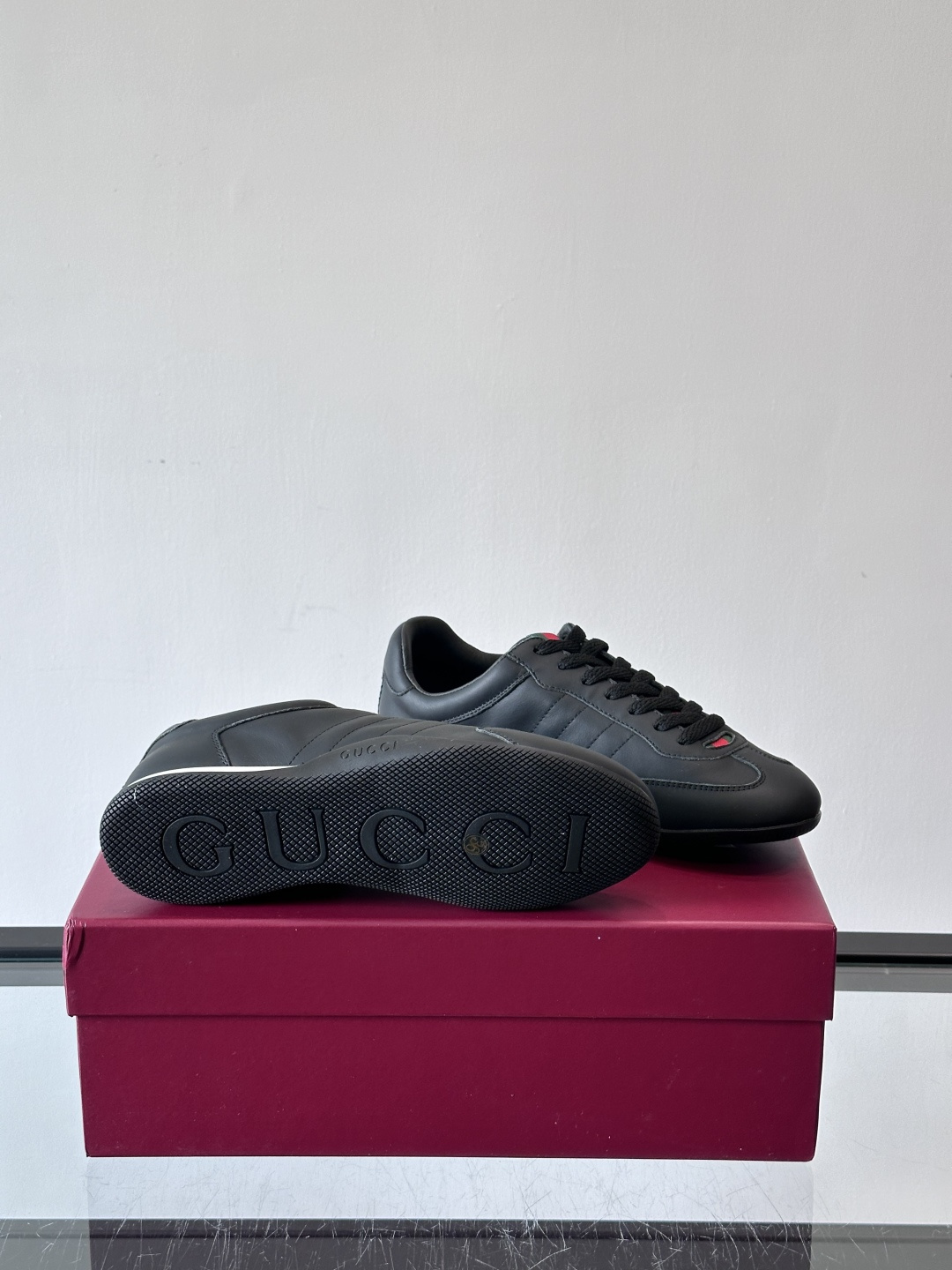 Gucci Shift系列运动鞋，主打轻盈薄底设计，麂皮+帆布+科技面料拼接，质感满分！鞋舌和后跟有红绿