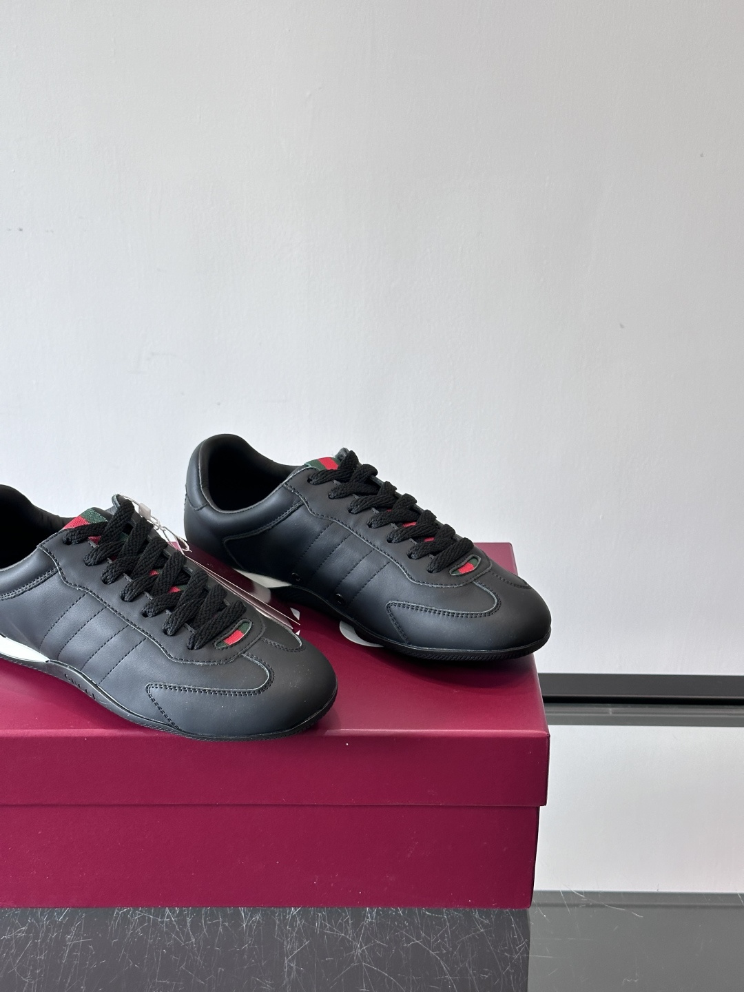 Gucci Shift系列运动鞋，主打轻盈薄底设计，麂皮+帆布+科技面料拼接，质感满分！鞋舌和后跟有红绿