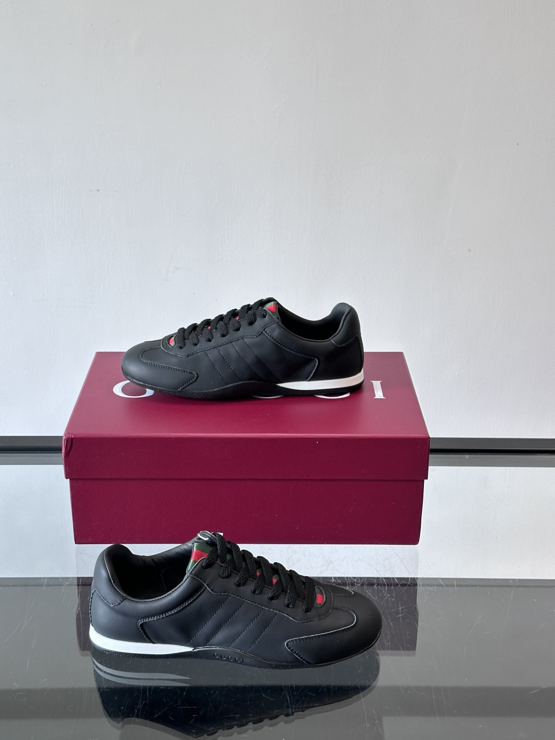 Gucci Shift系列运动鞋，主打轻盈薄底设计，麂皮+帆布+科技面料拼接，质感满分！鞋舌和后跟有红绿