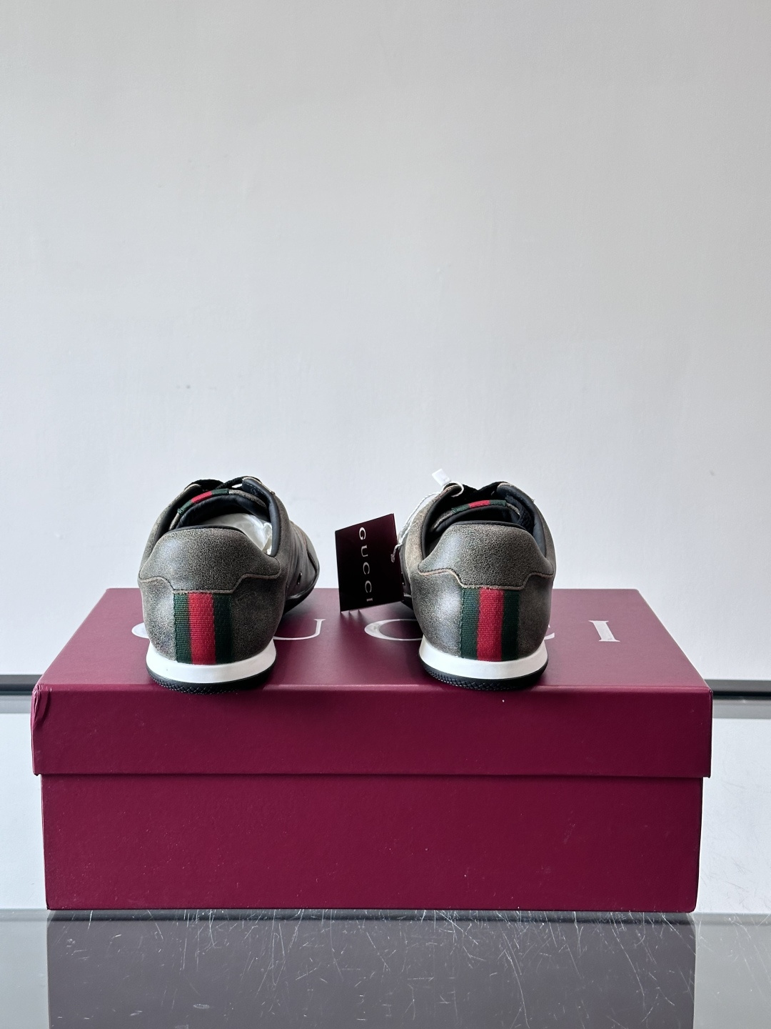 Gucci Shift系列运动鞋，主打轻盈薄底设计，麂皮+帆布+科技面料拼接，质感满分！鞋舌和后跟有红绿