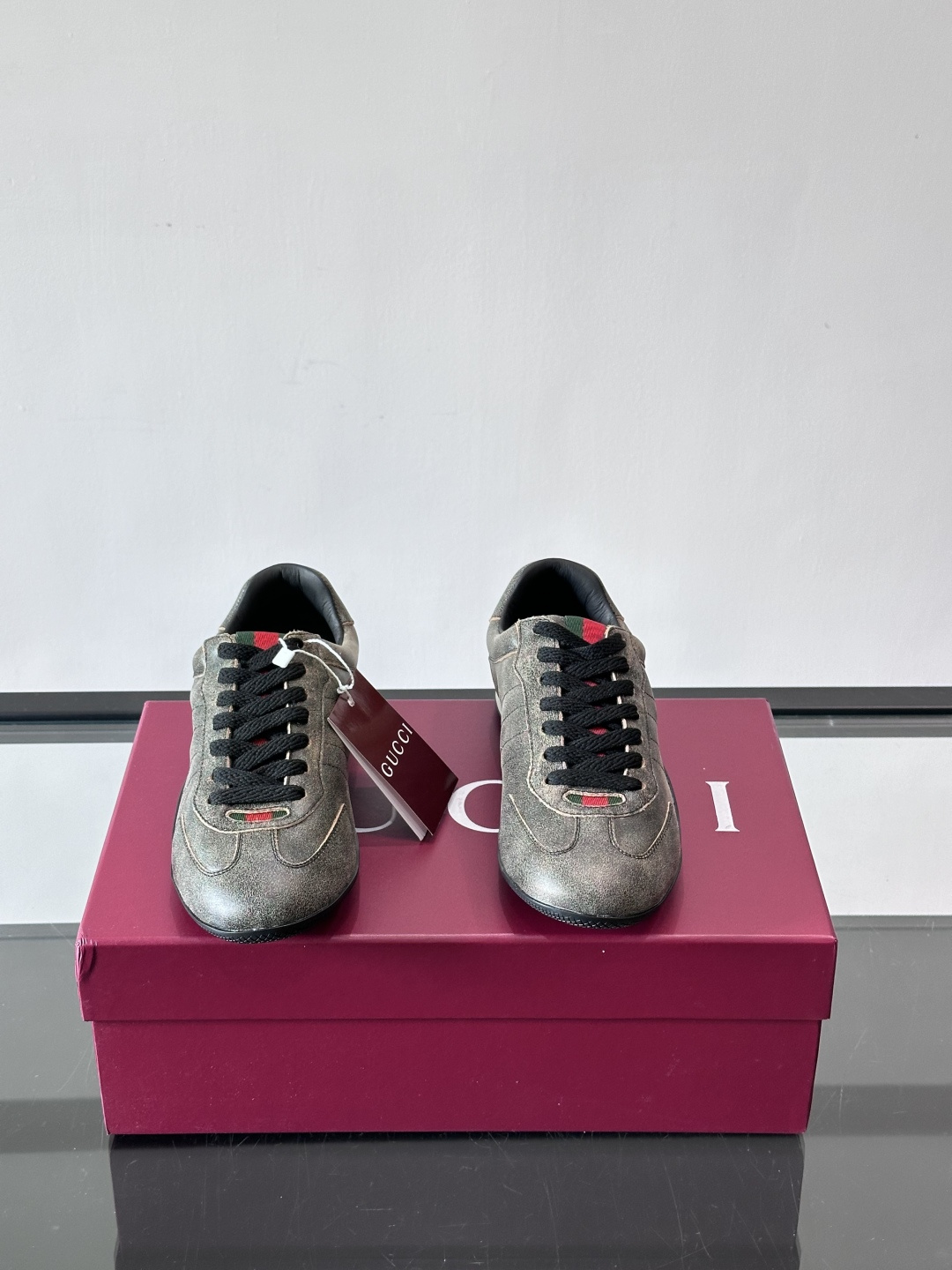 Gucci Shift系列运动鞋，主打轻盈薄底设计，麂皮+帆布+科技面料拼接，质感满分！鞋舌和后跟有红绿