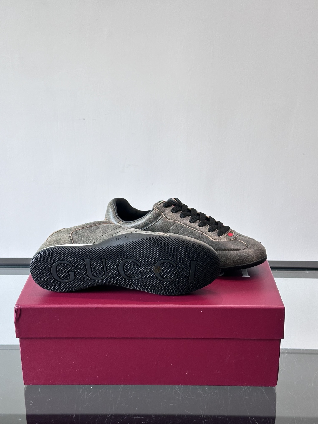 Gucci Shift系列运动鞋，主打轻盈薄底设计，麂皮+帆布+科技面料拼接，质感满分！鞋舌和后跟有红绿
