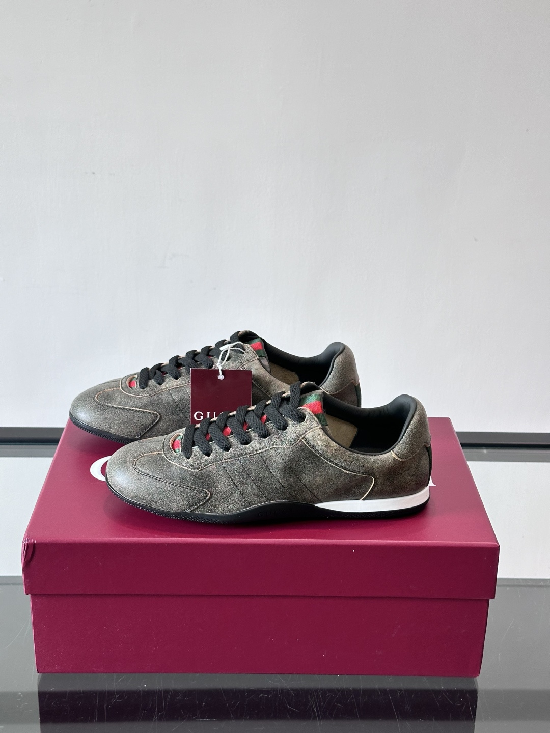 Gucci Shift系列运动鞋，主打轻盈薄底设计，麂皮+帆布+科技面料拼接，质感满分！鞋舌和后跟有红绿