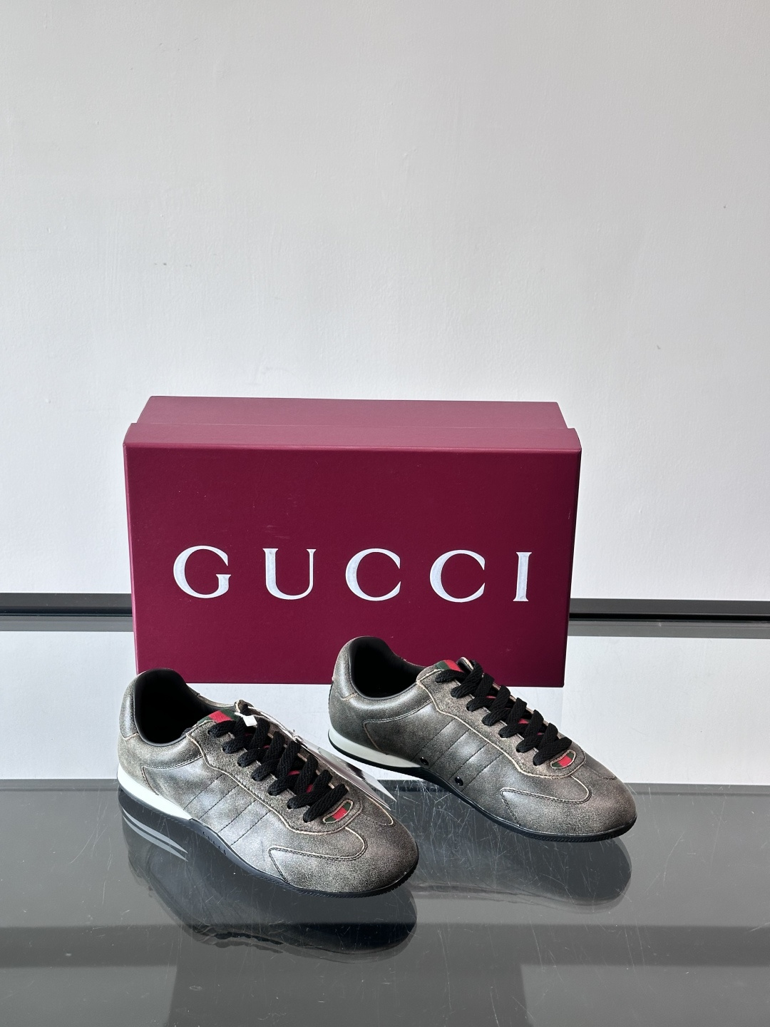 Gucci Shift系列运动鞋，主打轻盈薄底设计，麂皮+帆布+科技面料拼接，质感满分！鞋舌和后跟有红绿