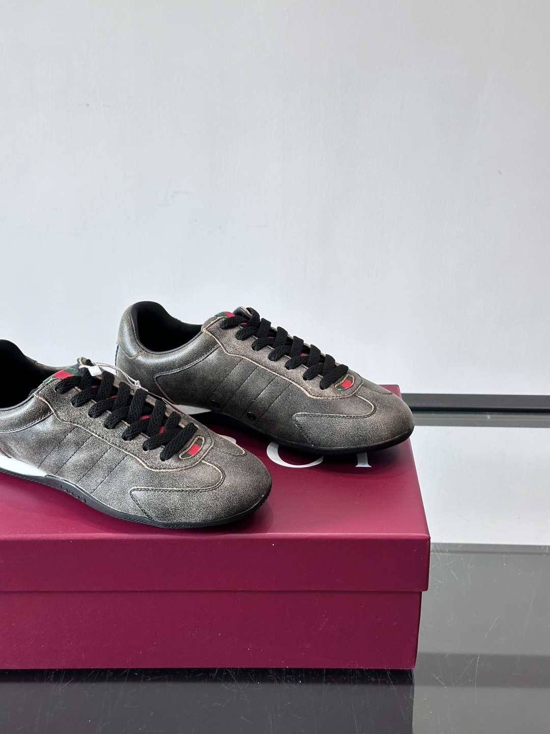 Gucci Shift系列运动鞋，主打轻盈薄底设计，麂皮+帆布+科技面料拼接，质感满分！鞋舌和后跟有红绿