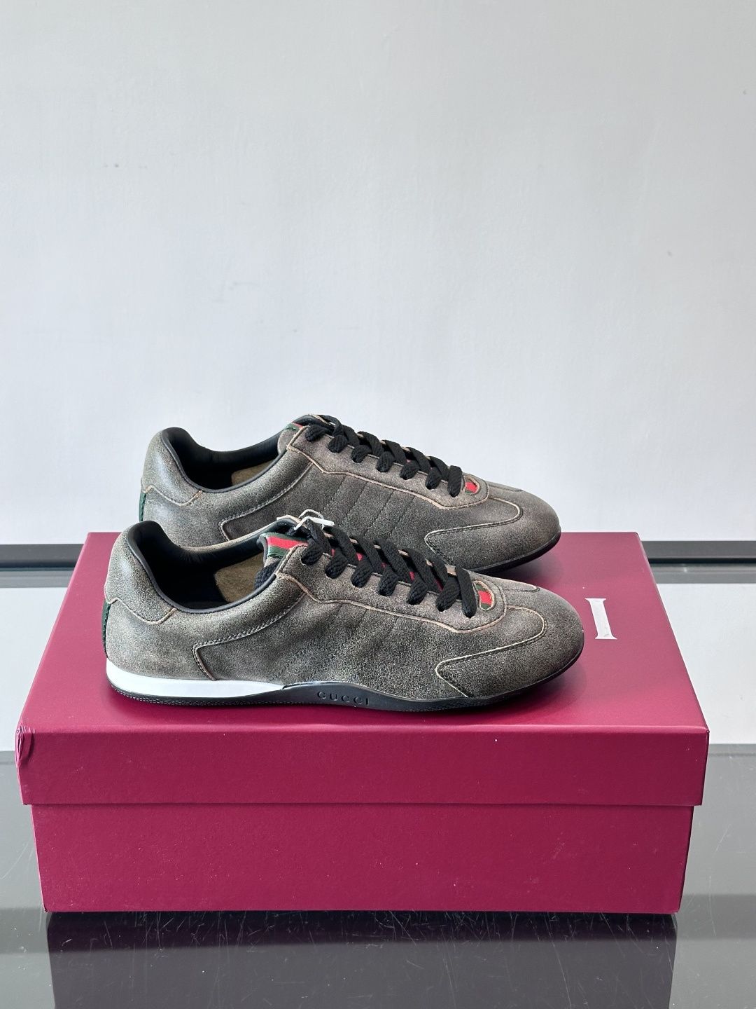 Gucci Shift系列运动鞋，主打轻盈薄底设计，麂皮+帆布+科技面料拼接，质感满分！鞋舌和后跟有红绿