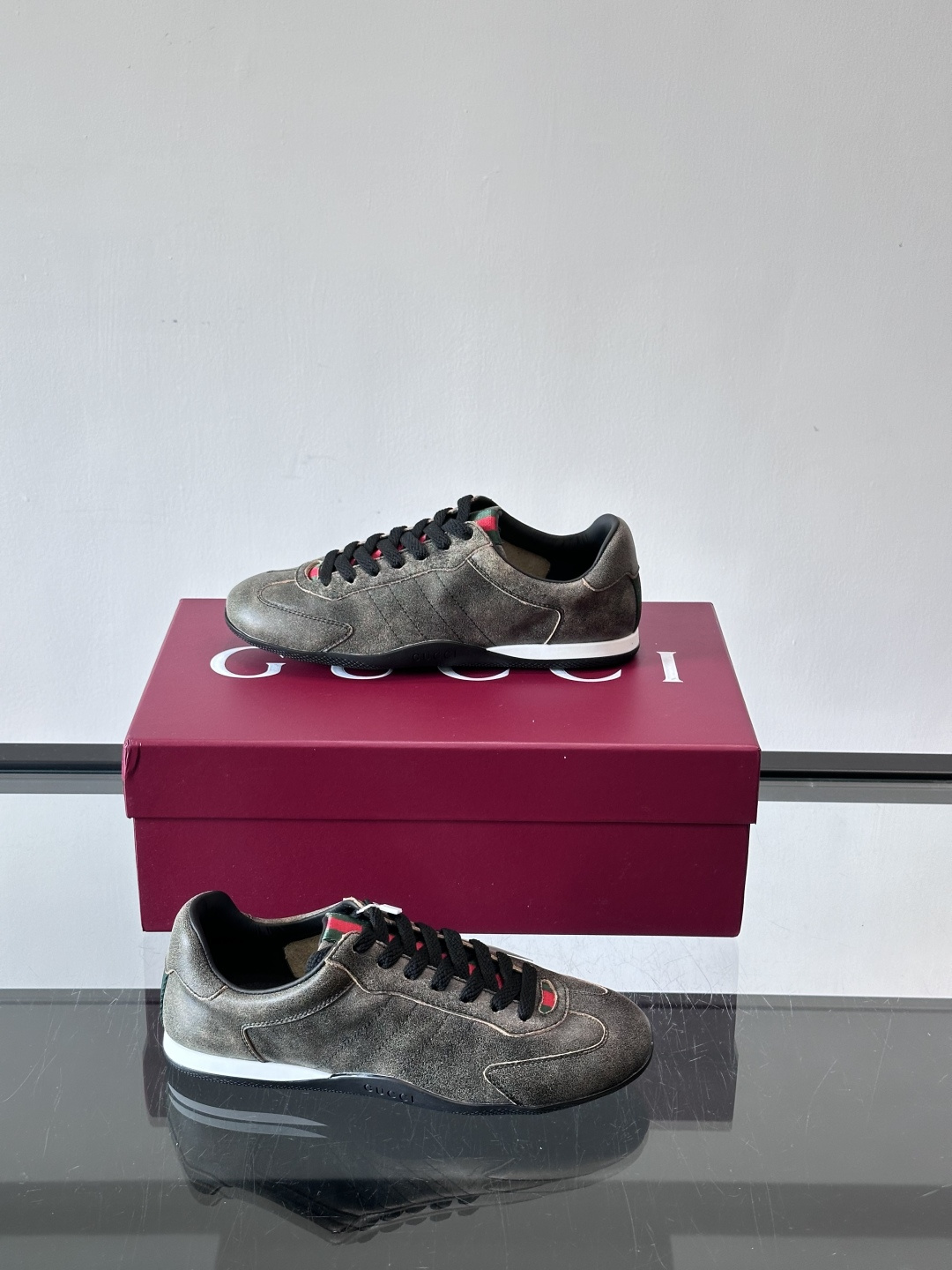 Gucci Shift系列运动鞋，主打轻盈薄底设计，麂皮+帆布+科技面料拼接，质感满分！鞋舌和后跟有红绿