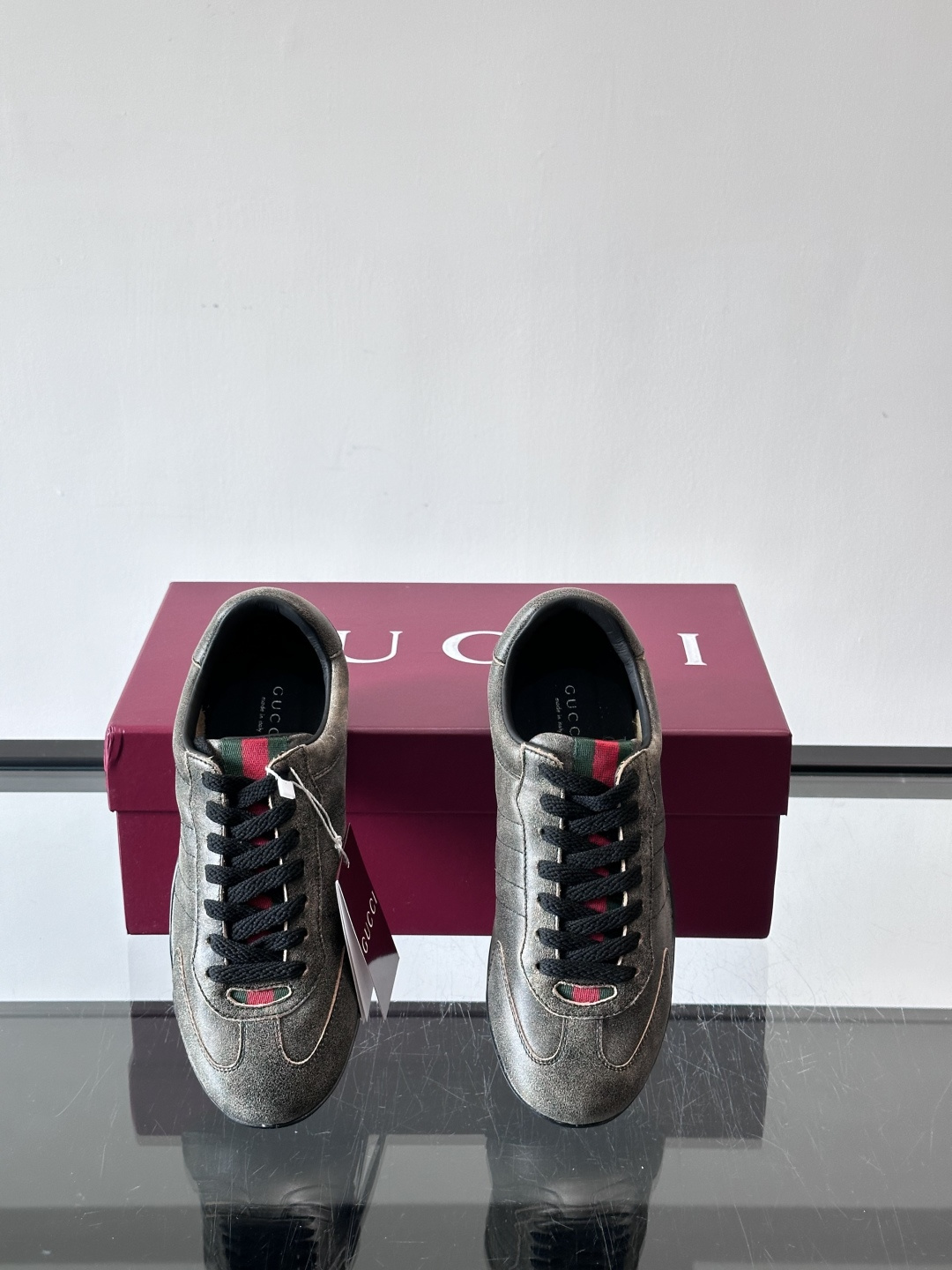 Gucci Shift系列运动鞋，主打轻盈薄底设计，麂皮+帆布+科技面料拼接，质感满分！鞋舌和后跟有红绿