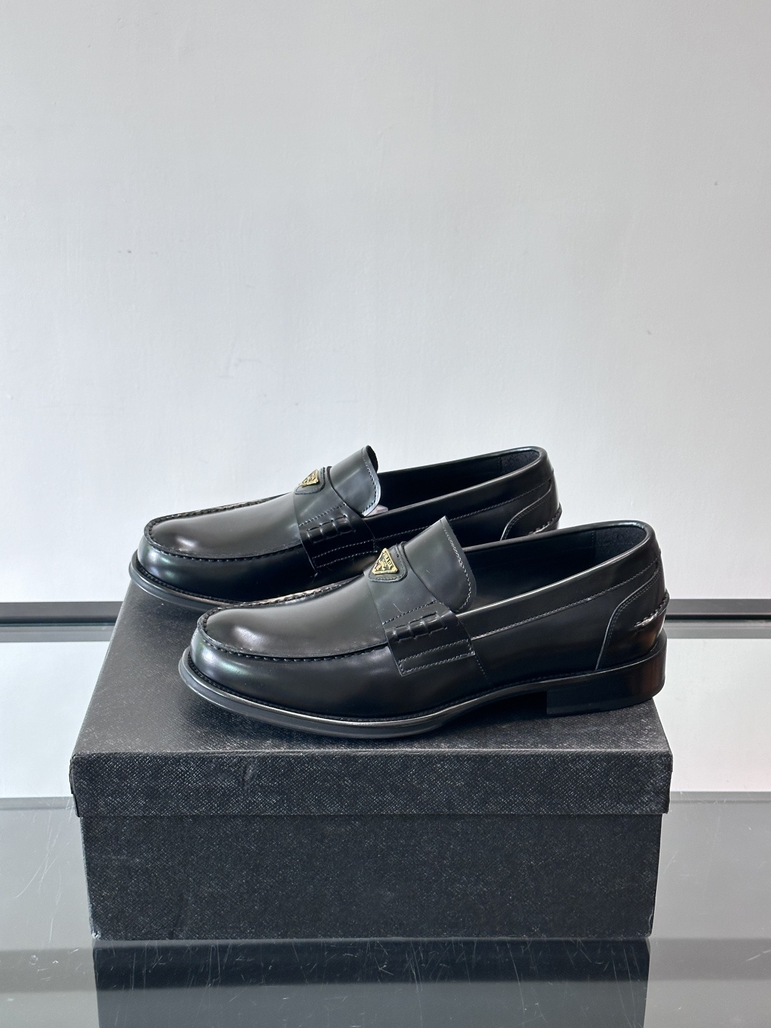 Prad*家新款🆕 男士休闲皮鞋✔️选用进口头层黑色小牛皮材质，质感满满，挺括和圆形鞋头设计, 原版开模