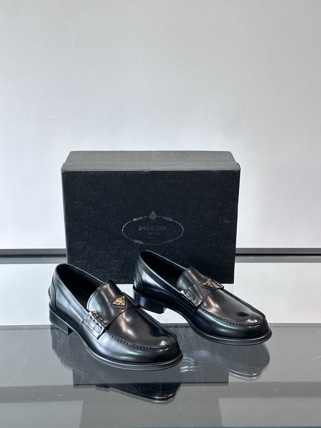Prad*家新款🆕 男士休闲皮鞋✔️选用进口头层黑色小牛皮材质，质感满满，挺括和圆形鞋头设计, 原版开模