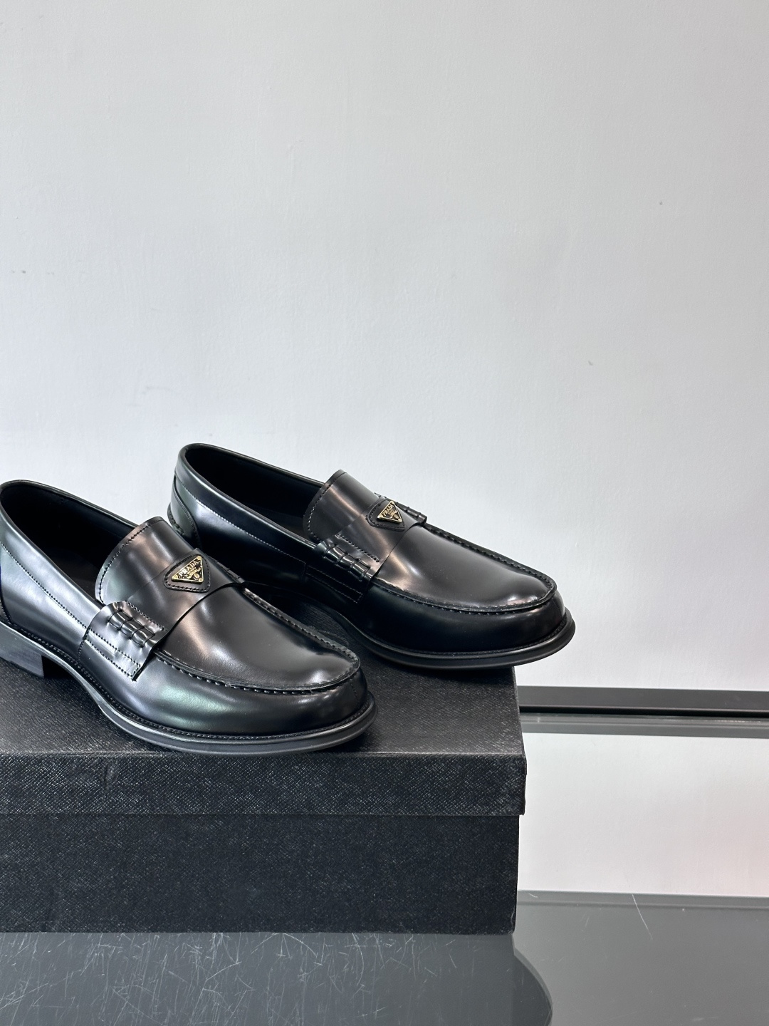 Prad*家新款🆕 男士休闲皮鞋✔️选用进口头层黑色小牛皮材质，质感满满，挺括和圆形鞋头设计, 原版开模