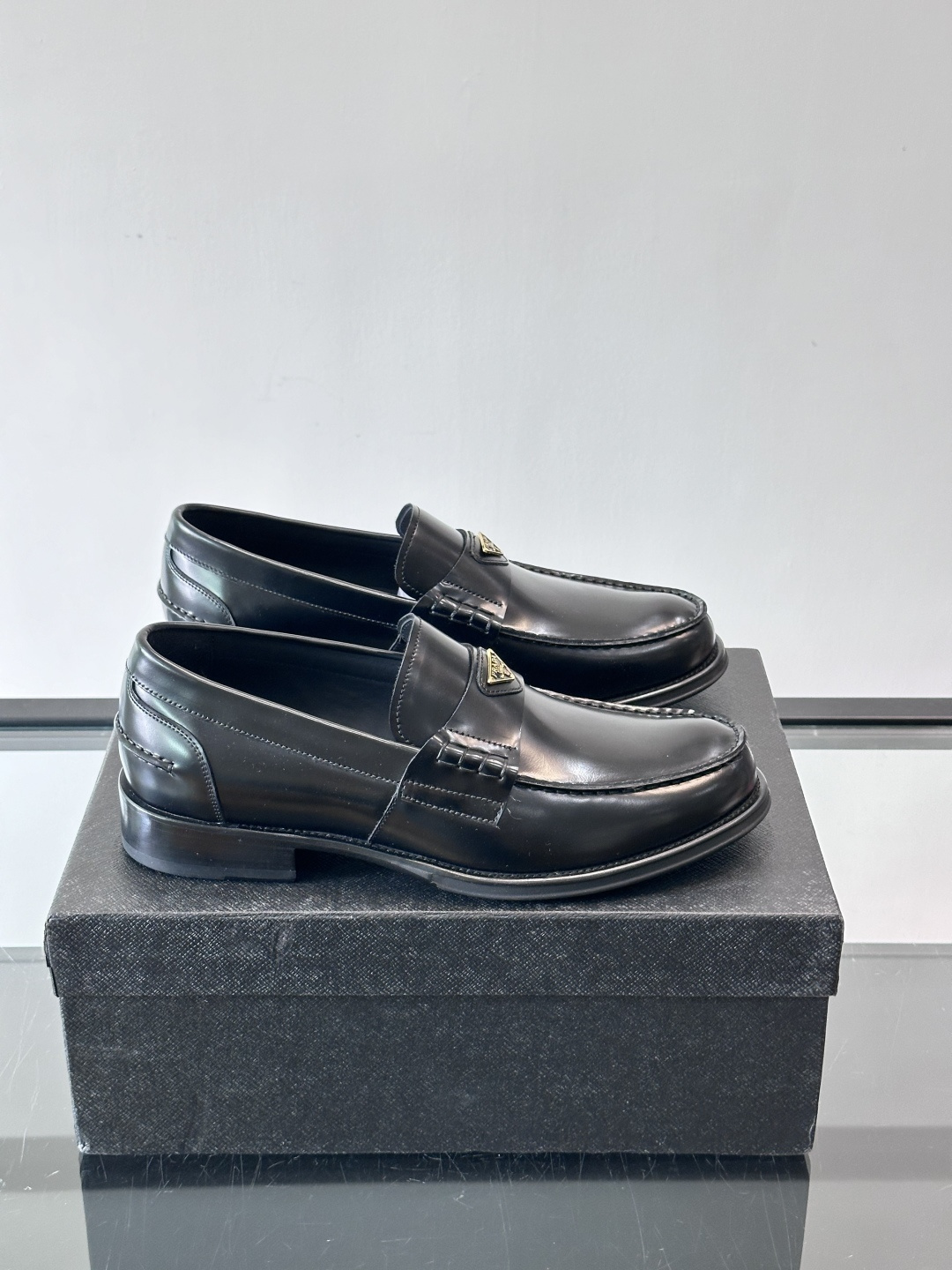 Prad*家新款🆕 男士休闲皮鞋✔️选用进口头层黑色小牛皮材质，质感满满，挺括和圆形鞋头设计, 原版开模