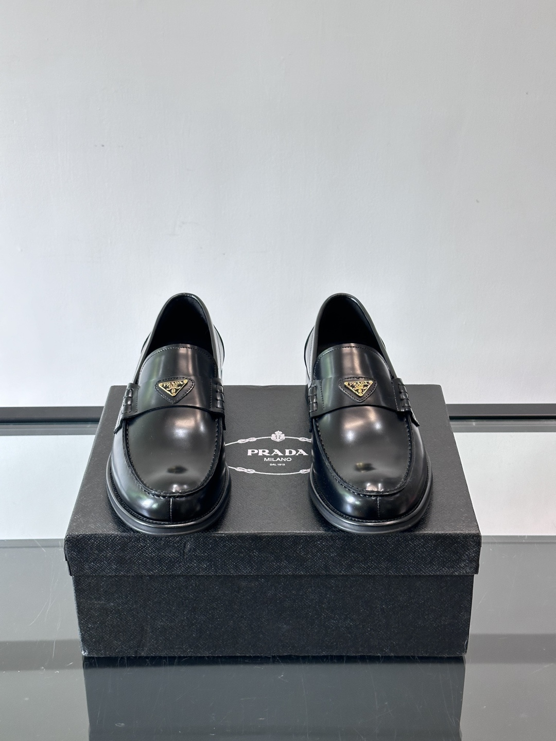 Prad*家新款🆕 男士休闲皮鞋✔️选用进口头层黑色小牛皮材质，质感满满，挺括和圆形鞋头设计, 原版开模