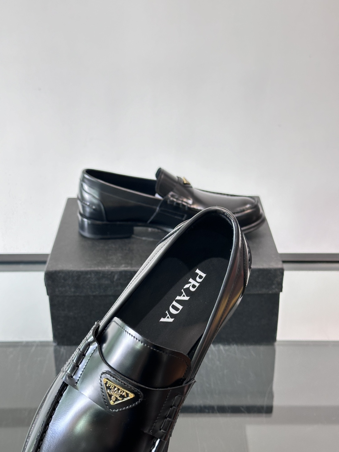 Prad*家新款🆕 男士休闲皮鞋✔️选用进口头层黑色小牛皮材质，质感满满，挺括和圆形鞋头设计, 原版开模