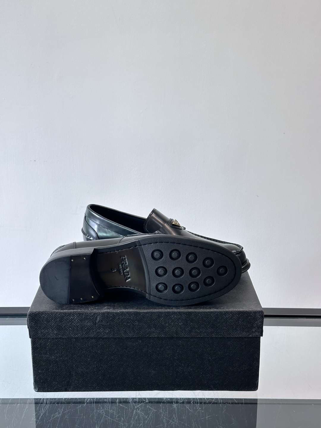 Prad*家新款🆕 男士休闲皮鞋✔️选用进口头层黑色小牛皮材质，质感满满，挺括和圆形鞋头设计, 原版开模