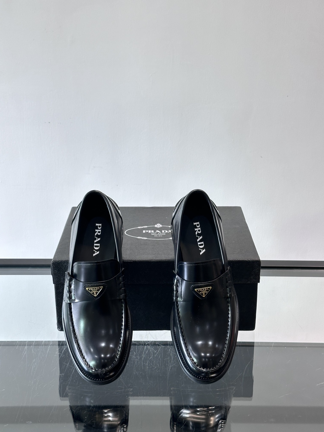 Prad*家新款🆕 男士休闲皮鞋✔️选用进口头层黑色小牛皮材质，质感满满，挺括和圆形鞋头设计, 原版开模