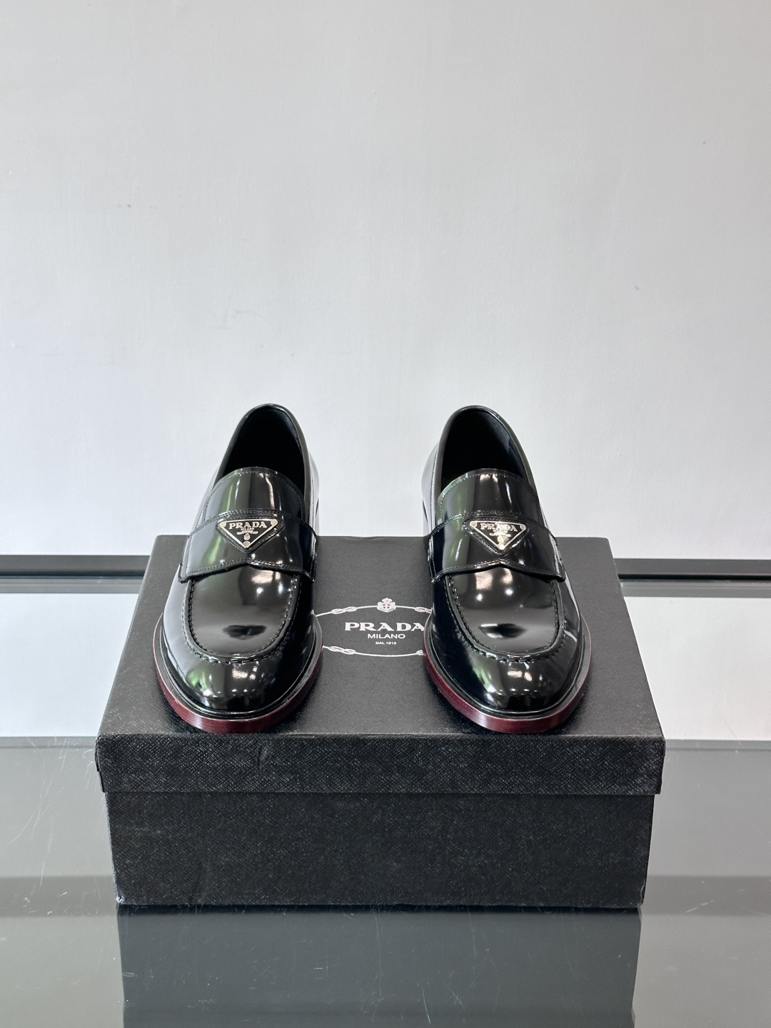 Prada男士皮鞋，选用进口擦色牛皮，光泽感满满，搭配经典金属扣件，低调又奢华✨。内里和垫脚都是进口牛皮