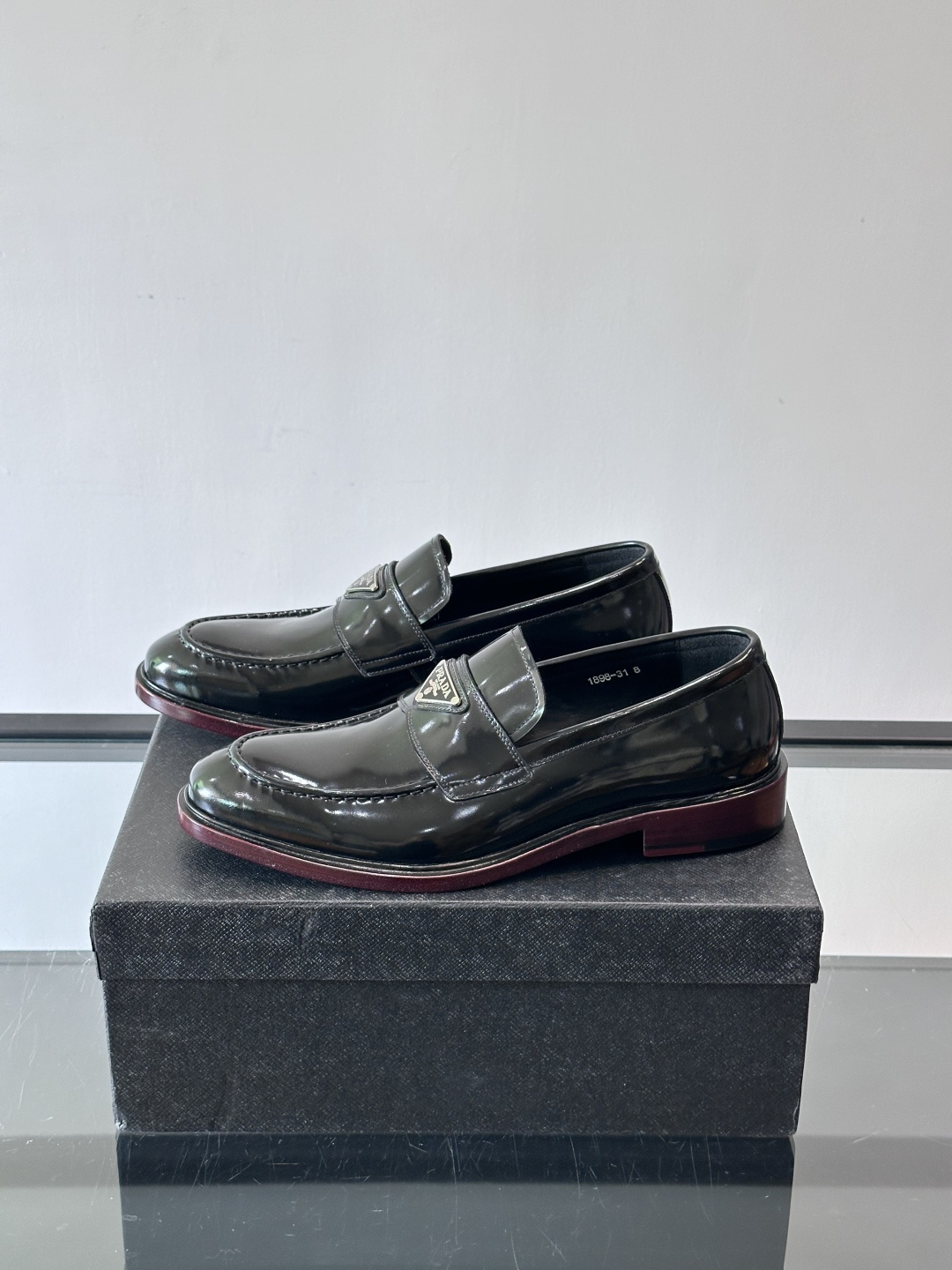 Prada男士皮鞋，选用进口擦色牛皮，光泽感满满，搭配经典金属扣件，低调又奢华✨。内里和垫脚都是进口牛皮