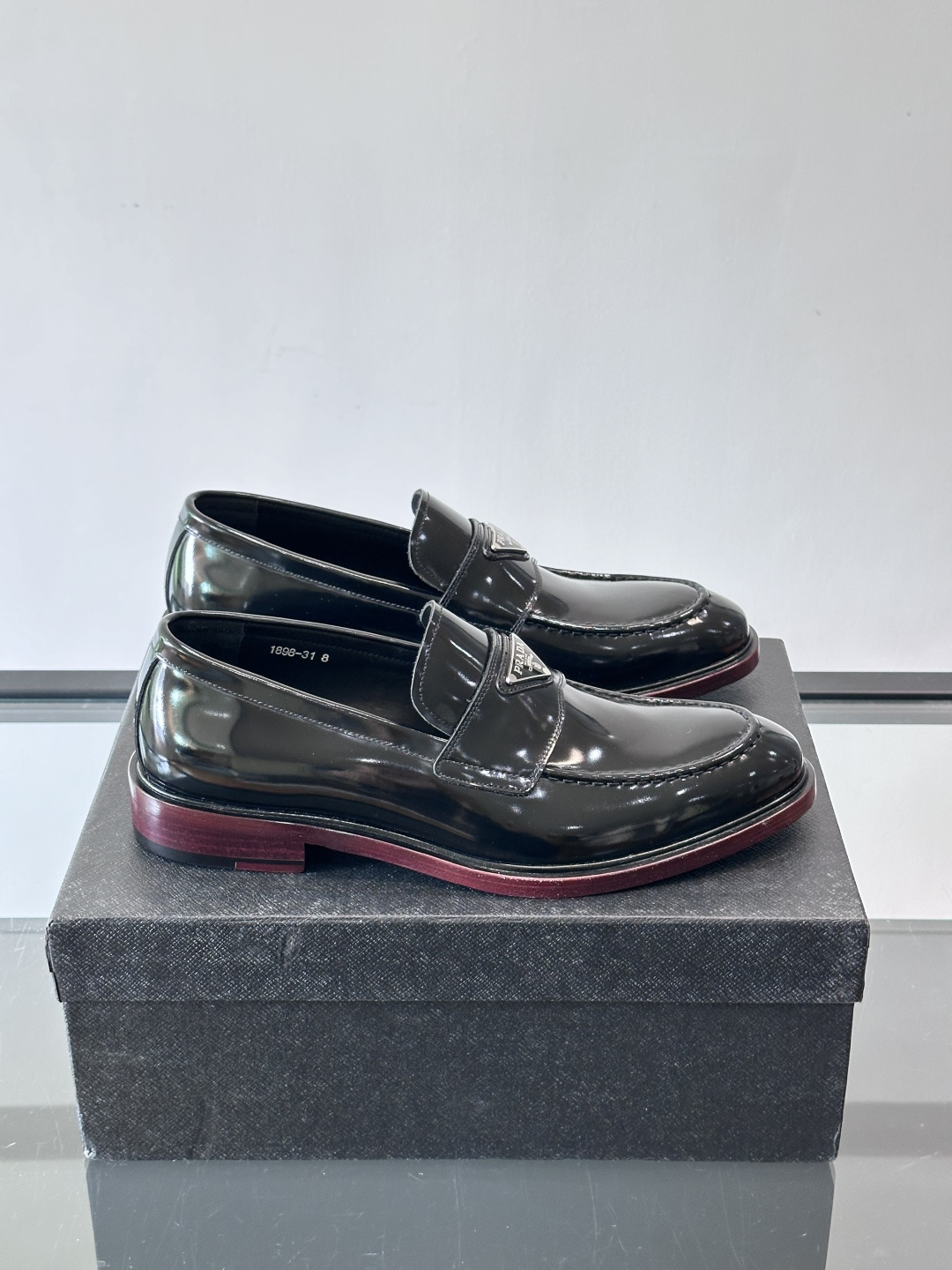 Prada男士皮鞋，选用进口擦色牛皮，光泽感满满，搭配经典金属扣件，低调又奢华✨。内里和垫脚都是进口牛皮