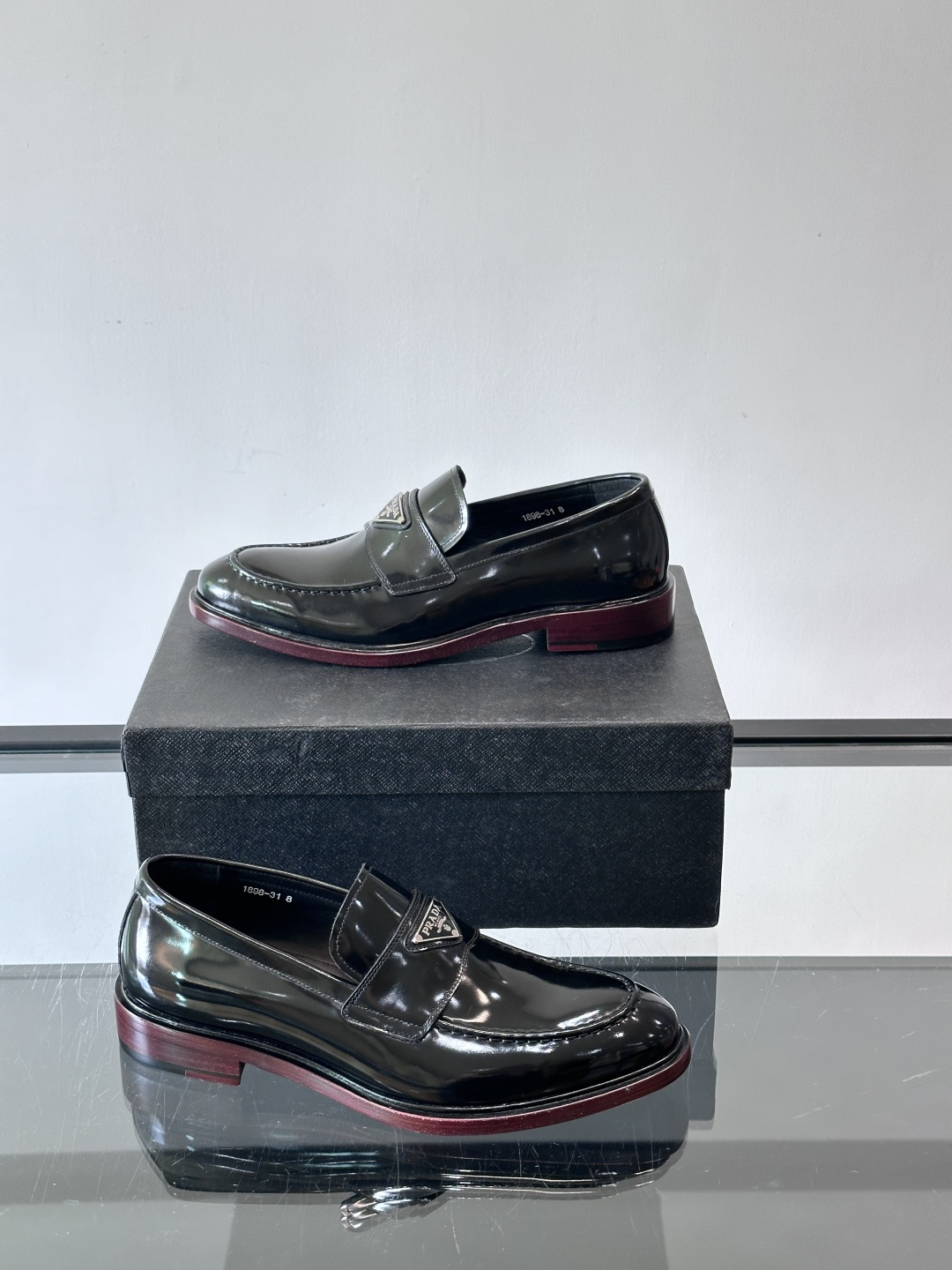 Prada男士皮鞋，选用进口擦色牛皮，光泽感满满，搭配经典金属扣件，低调又奢华✨。内里和垫脚都是进口牛皮