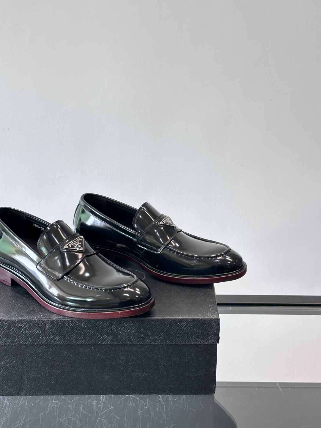 Prada男士皮鞋，选用进口擦色牛皮，光泽感满满，搭配经典金属扣件，低调又奢华✨。内里和垫脚都是进口牛皮