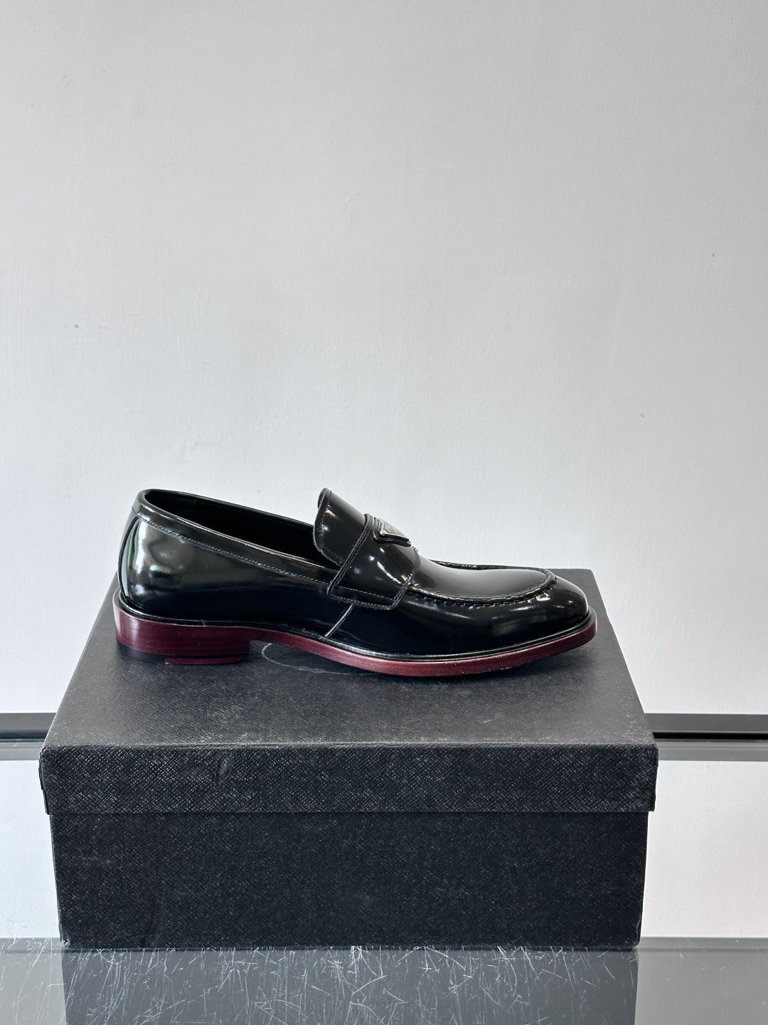 Prada男士皮鞋，选用进口擦色牛皮，光泽感满满，搭配经典金属扣件，低调又奢华✨。内里和垫脚都是进口牛皮