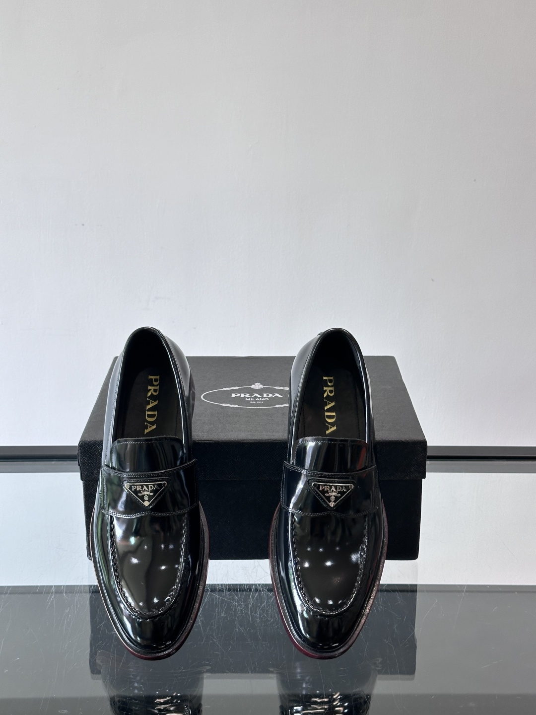 Prada男士皮鞋，选用进口擦色牛皮，光泽感满满，搭配经典金属扣件，低调又奢华✨。内里和垫脚都是进口牛皮