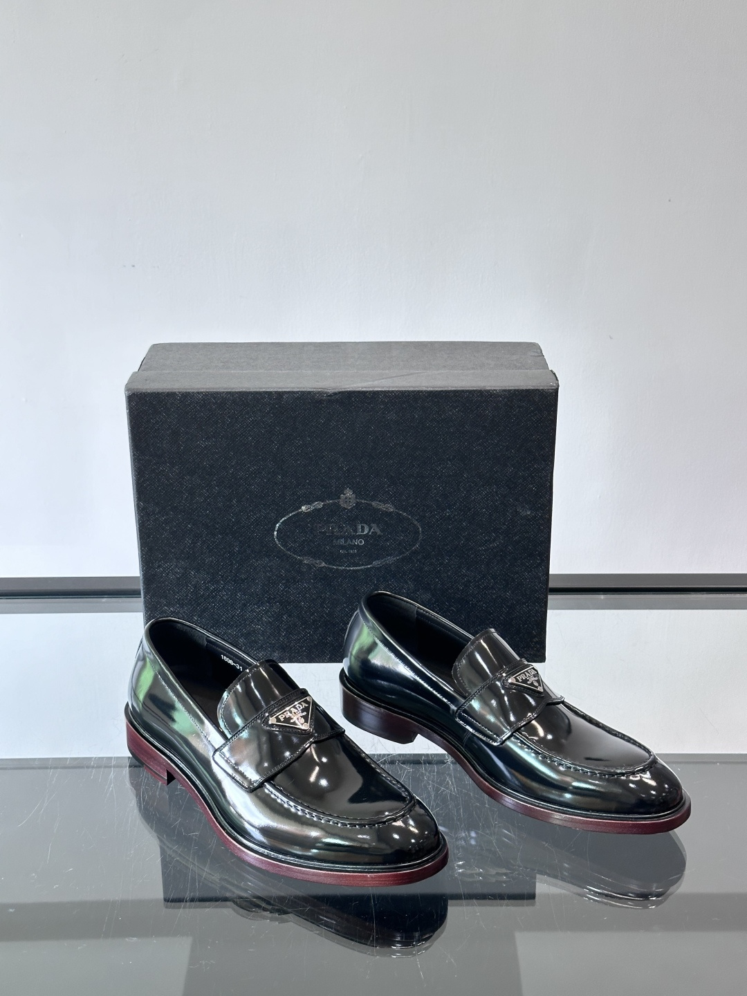 Prada男士皮鞋，选用进口擦色牛皮，光泽感满满，搭配经典金属扣件，低调又奢华✨。内里和垫脚都是进口牛皮