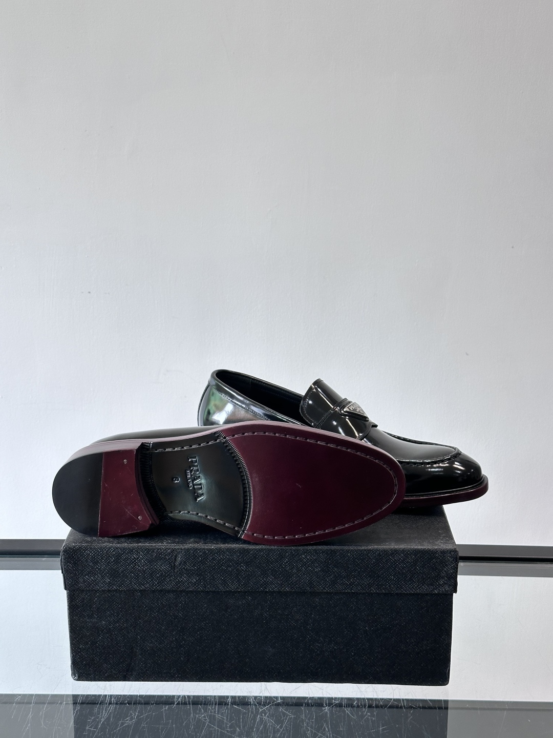 Prada男士皮鞋，选用进口擦色牛皮，光泽感满满，搭配经典金属扣件，低调又奢华✨。内里和垫脚都是进口牛皮