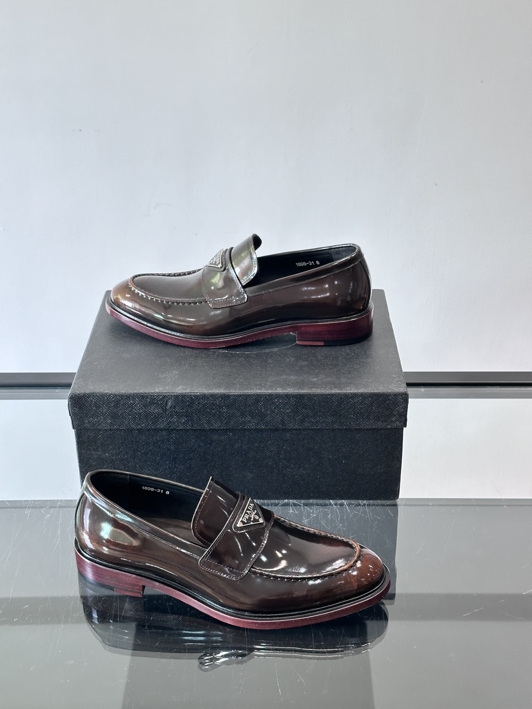 Prada男士皮鞋，选用进口擦色牛皮，光泽感满满，搭配经典金属扣件，低调又奢华✨。内里和垫脚都是进口牛皮