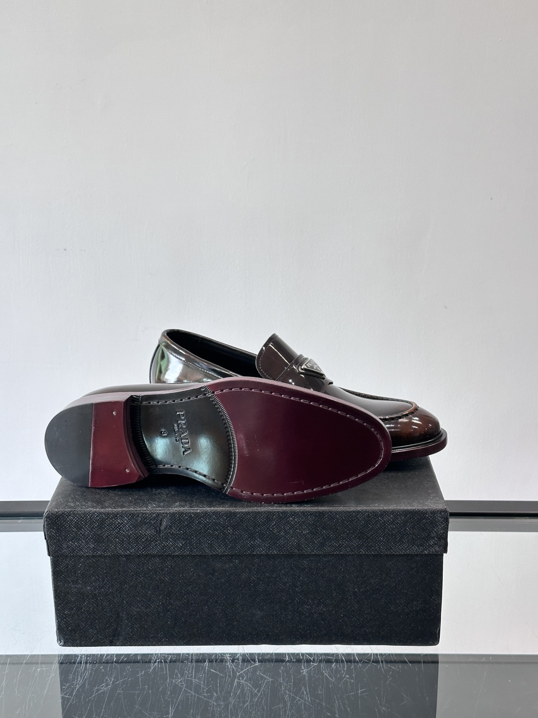 Prada男士皮鞋，选用进口擦色牛皮，光泽感满满，搭配经典金属扣件，低调又奢华✨。内里和垫脚都是进口牛皮