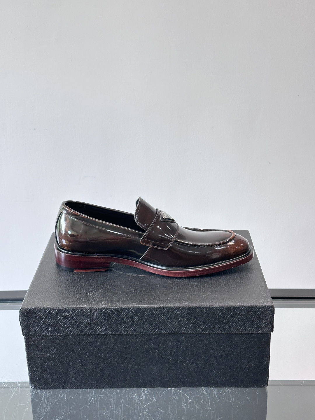 Prada男士皮鞋，选用进口擦色牛皮，光泽感满满，搭配经典金属扣件，低调又奢华✨。内里和垫脚都是进口牛皮