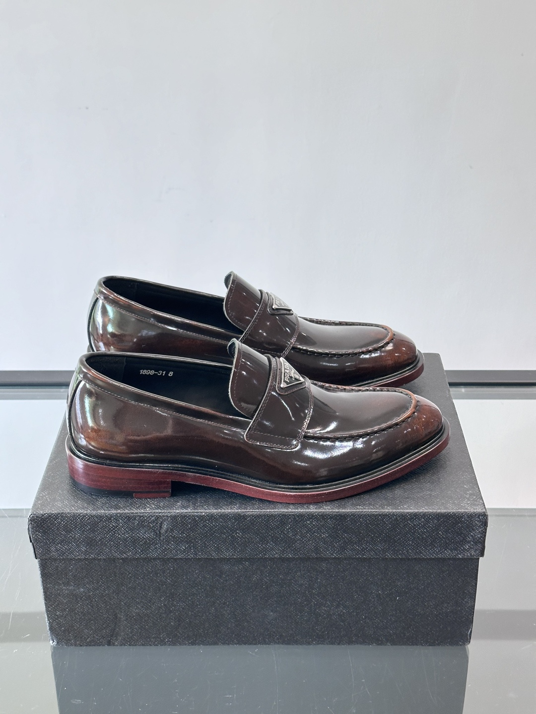 Prada男士皮鞋，选用进口擦色牛皮，光泽感满满，搭配经典金属扣件，低调又奢华✨。内里和垫脚都是进口牛皮