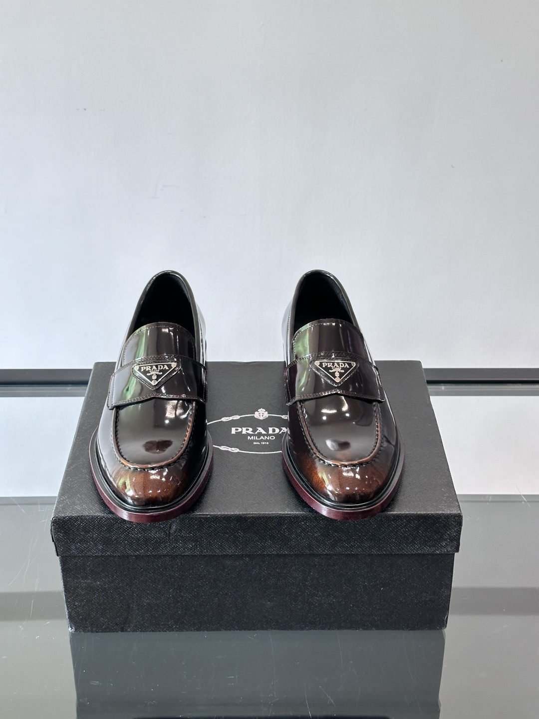 Prada男士皮鞋，选用进口擦色牛皮，光泽感满满，搭配经典金属扣件，低调又奢华✨。内里和垫脚都是进口牛皮