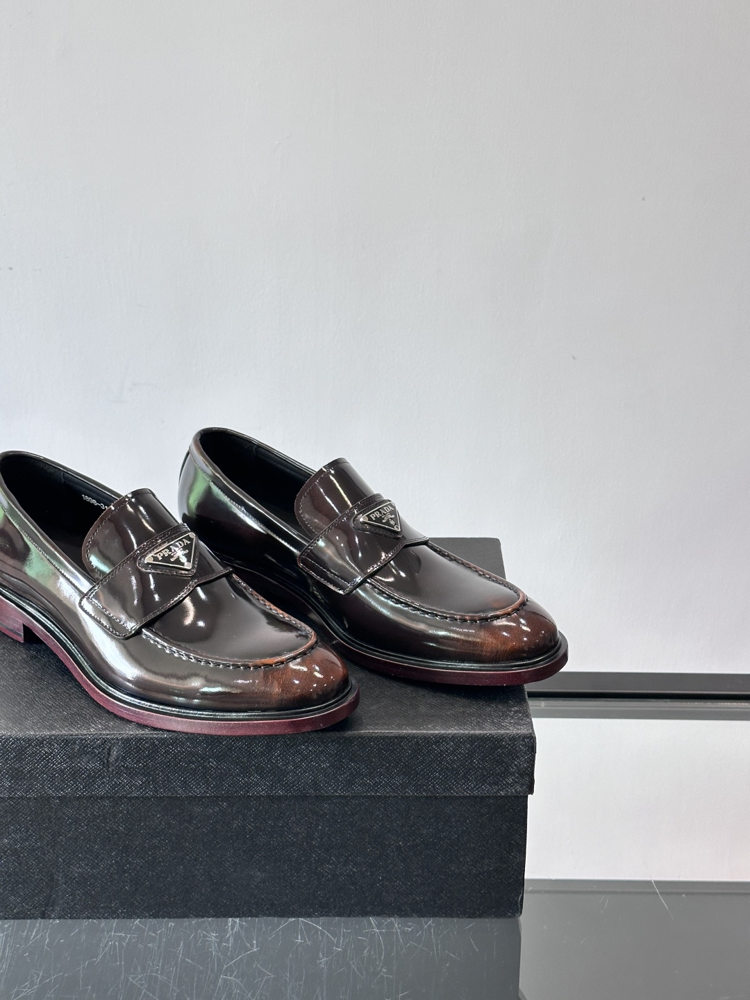 Prada男士皮鞋，选用进口擦色牛皮，光泽感满满，搭配经典金属扣件，低调又奢华✨。内里和垫脚都是进口牛皮