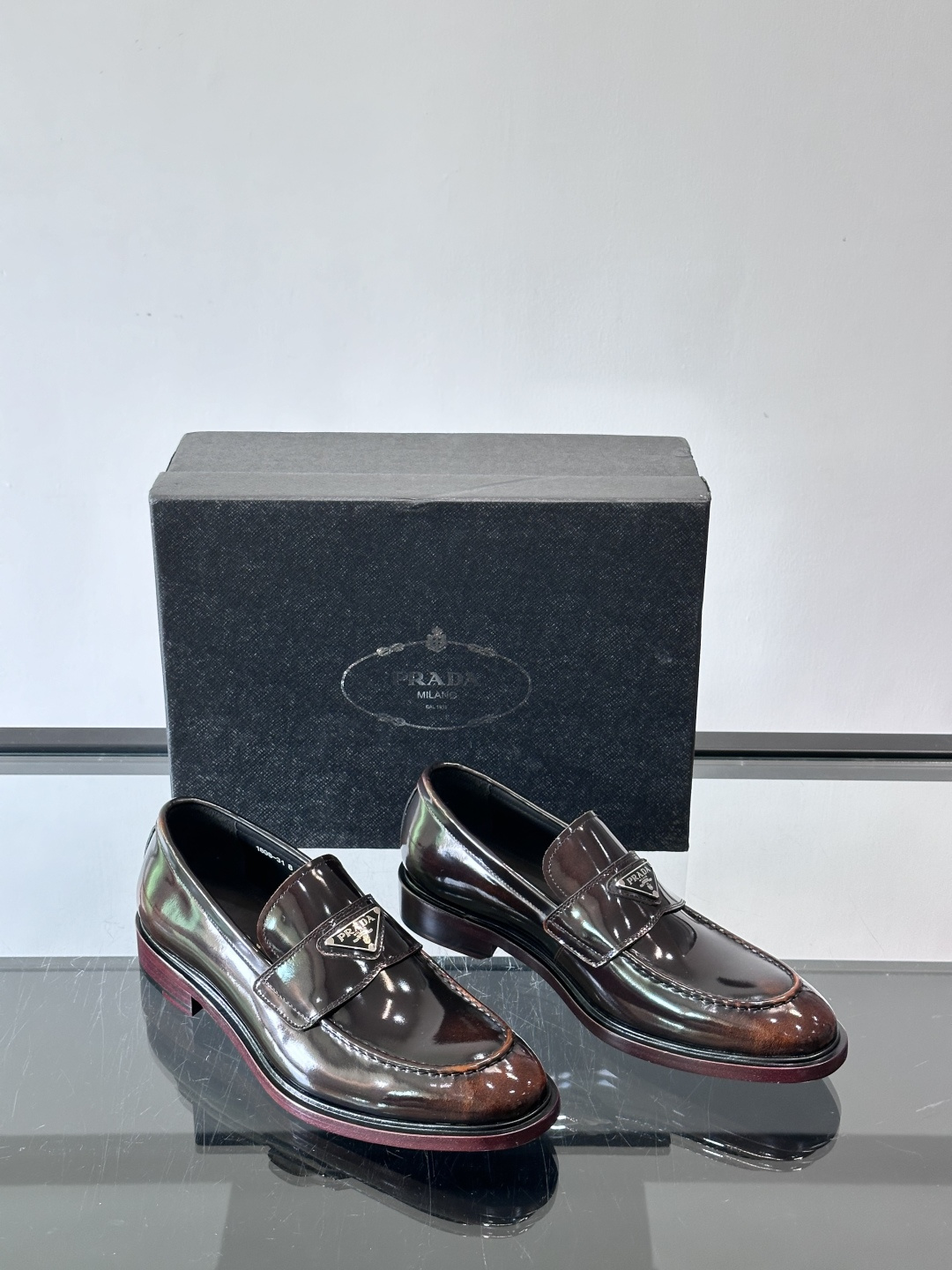 Prada男士皮鞋，选用进口擦色牛皮，光泽感满满，搭配经典金属扣件，低调又奢华✨。内里和垫脚都是进口牛皮