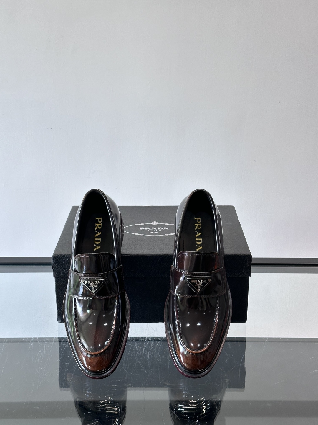 Prada男士皮鞋，选用进口擦色牛皮，光泽感满满，搭配经典金属扣件，低调又奢华✨。内里和垫脚都是进口牛皮